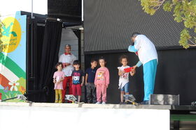 اجرای مسابقه در برنامه تماشاخانه‌ سیار کانون در شهرستان اهر استان آذربایجان شرقی