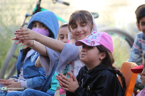 گروه بچه‌های ایران با تماشاخانه سیار کانون میهمان کودکان ورزقان