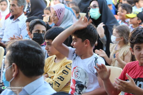گروه بچه‌های ایران با تماشاخانه سیار کانون میهمان کودکان ورزقان