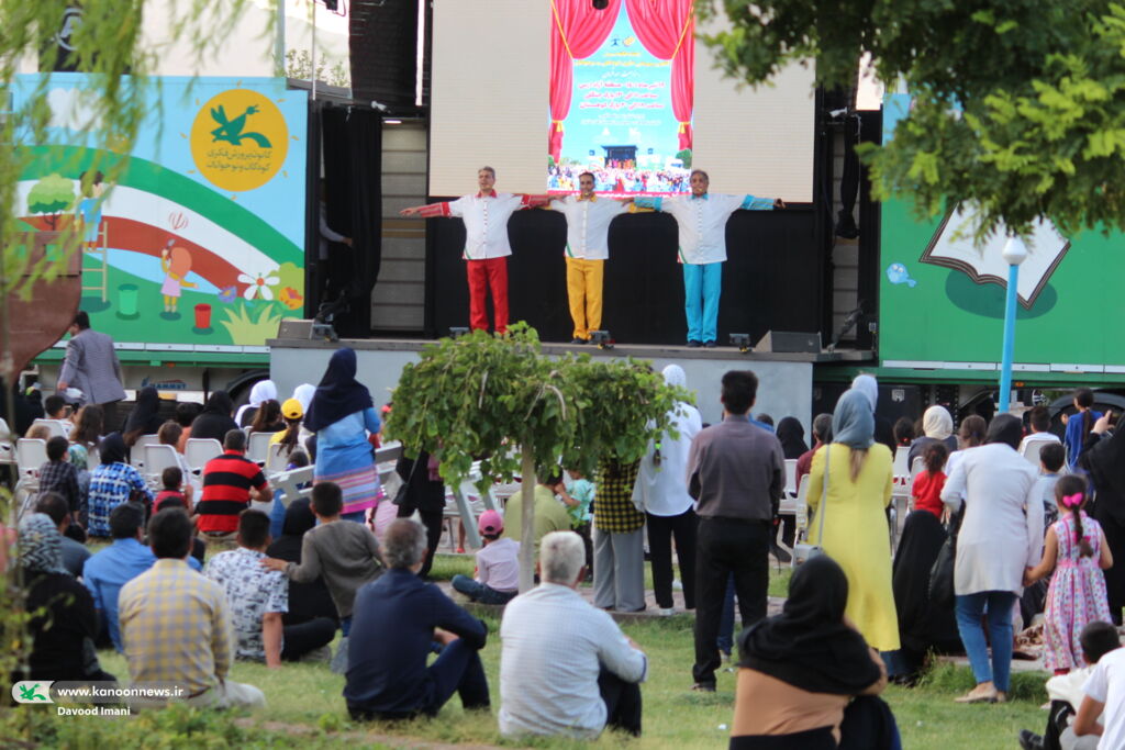 اجرای نمایش «بچه‌های ایران» تماشاخانه سیار کانون در اهر استان آذربایجان شرقی