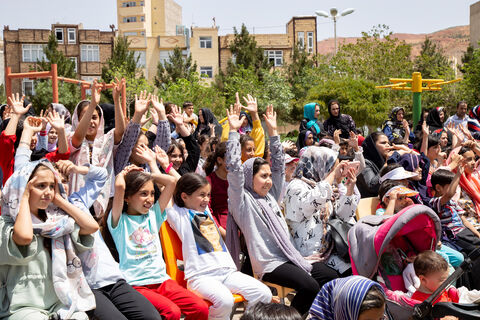 اجرای برنامه‌های تماشاخانه سیار کانون در پارک کودک شهرک ارم شهر تبریز