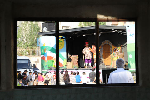 اجرای تماشاخانه سیار کانون در محله‌های وحدت و کارشناسان اردبیل