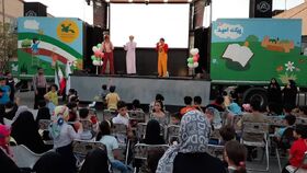 اجرای نمایش «منم بچه مسلمان» در برنامه «عید تا عید با تماشاخانه‌های سیار کانون» در قم