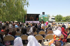 سومین نمایش تماشاخانه سیار کانون در پارک قائم ارومیه اجرا شد