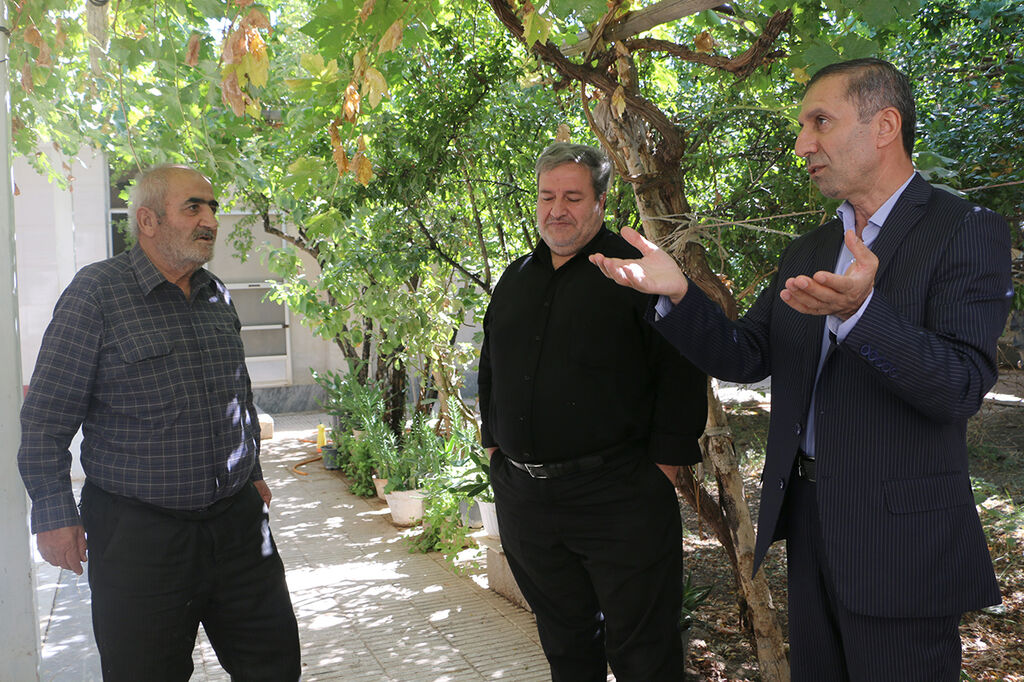 دیدار مدیرکل کانون سمنان با همکار پیشکسوت در روستای وامرزان دامغان