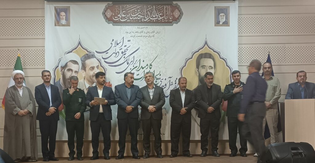 از همکار کانون استان کردستان به عنوان کارمند نمونه بسیجی تقدیر شد از همکار کانون استان کردستان به عنوان کارمند نمونه بسیجی تقدیر شد