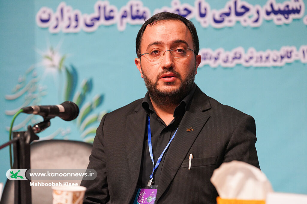 آثار فاخر کانون را به مدارس ببریم آثار فاخر کانون را به مدارس ببریم