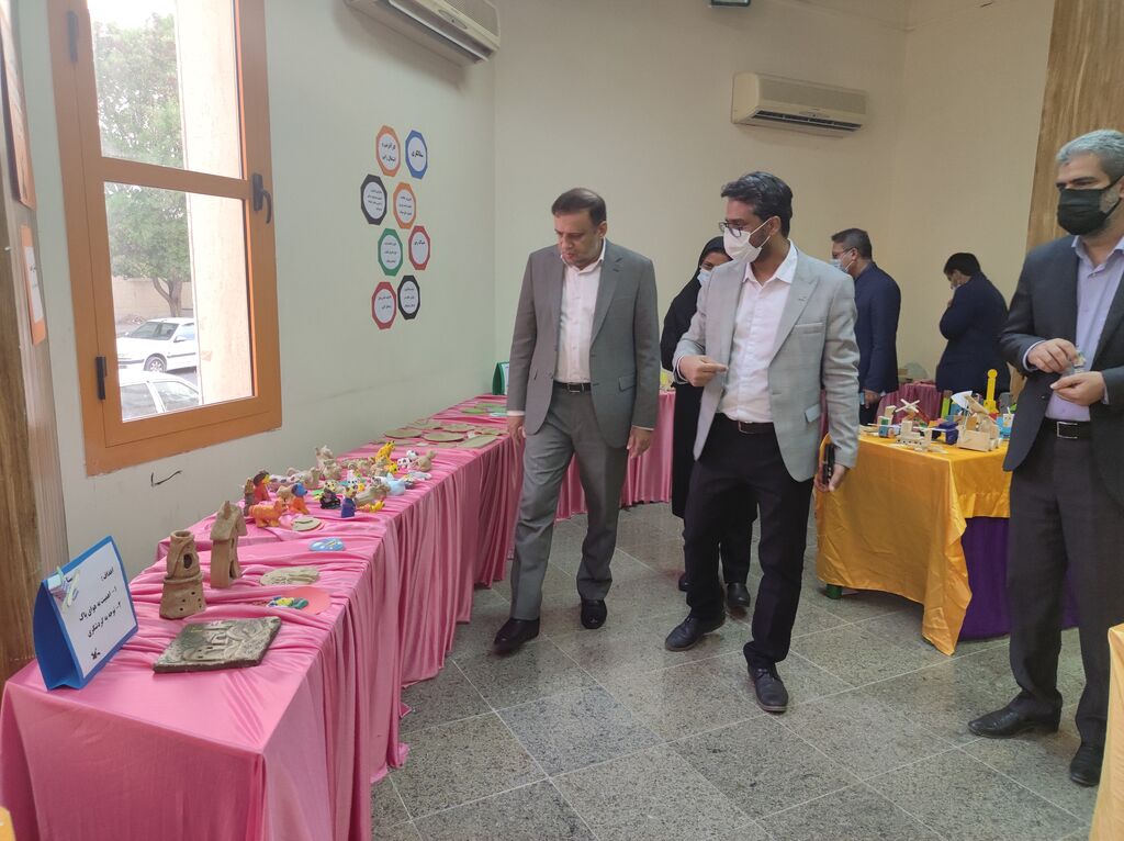 بازدید مدیر کل آموزش و پرورش از نمایشگاه دست سازه کودک و نوجوانان کانون