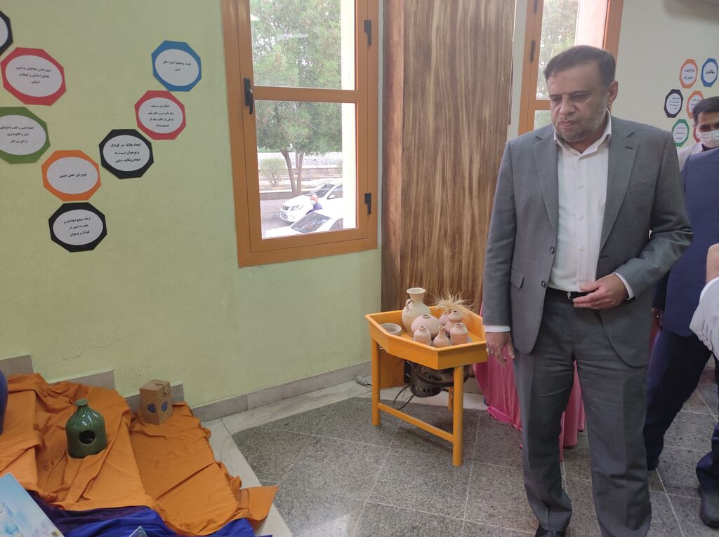 بازدید مدیر کل آموزش و پرورش از نمایشگاه دست سازه کودک و نوجوانان کانون