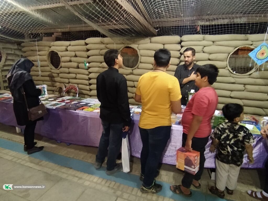 برپایی غرفه های فرهنگی و هنری در یادواره شهدای کارمند استان همدان
