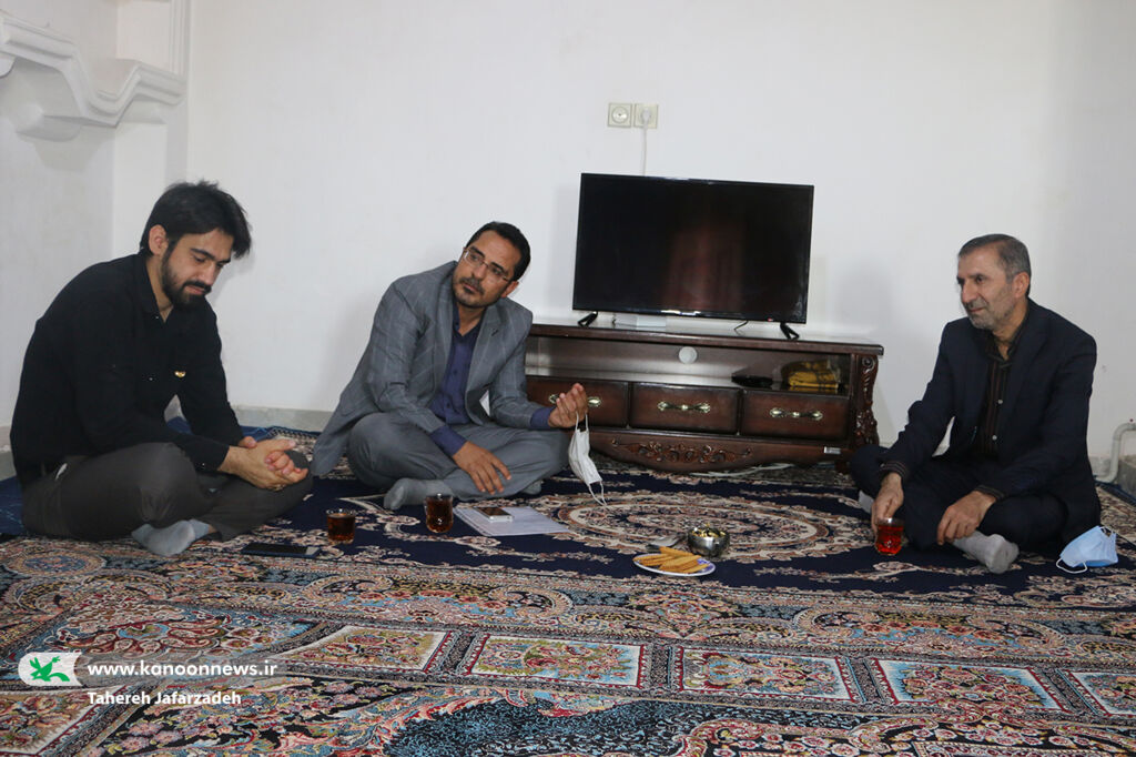 دیدار مدیرکل کانون سمنان با خانواده شهید مدافع حرم در مهدی‌شهر