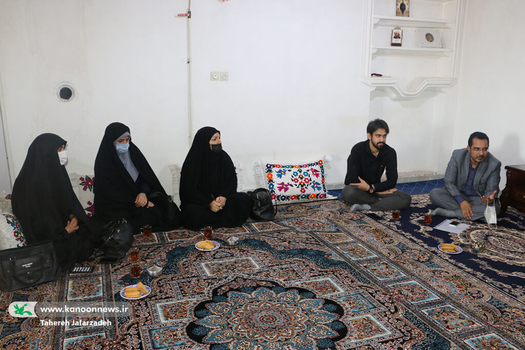 دیدار مدیرکل کانون سمنان با خانواده شهید مدافع حرم در مهدی‌شهر