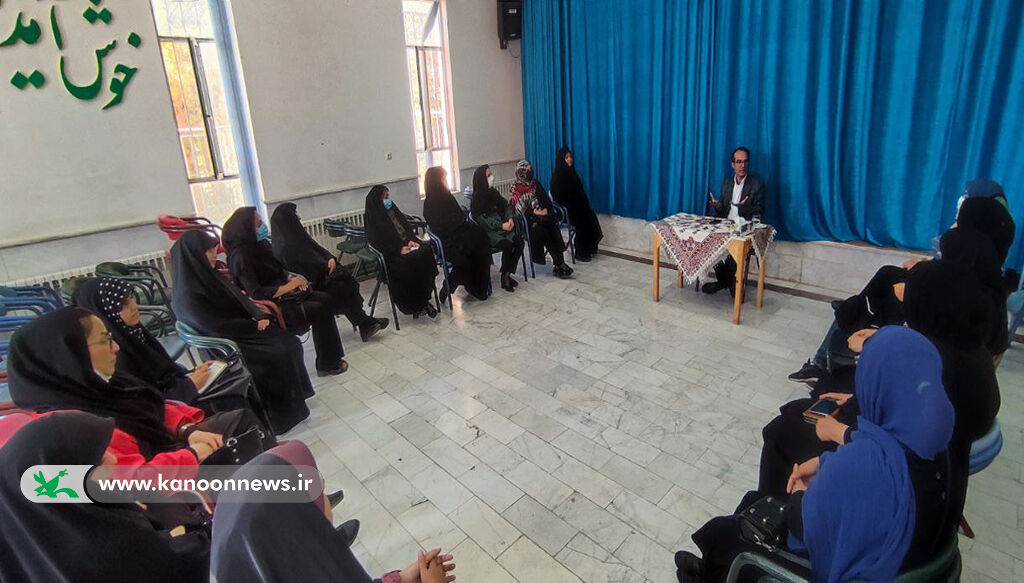 نشست تخصصی ارتباط مثبت والدین و فرزندان در کانون دامغان