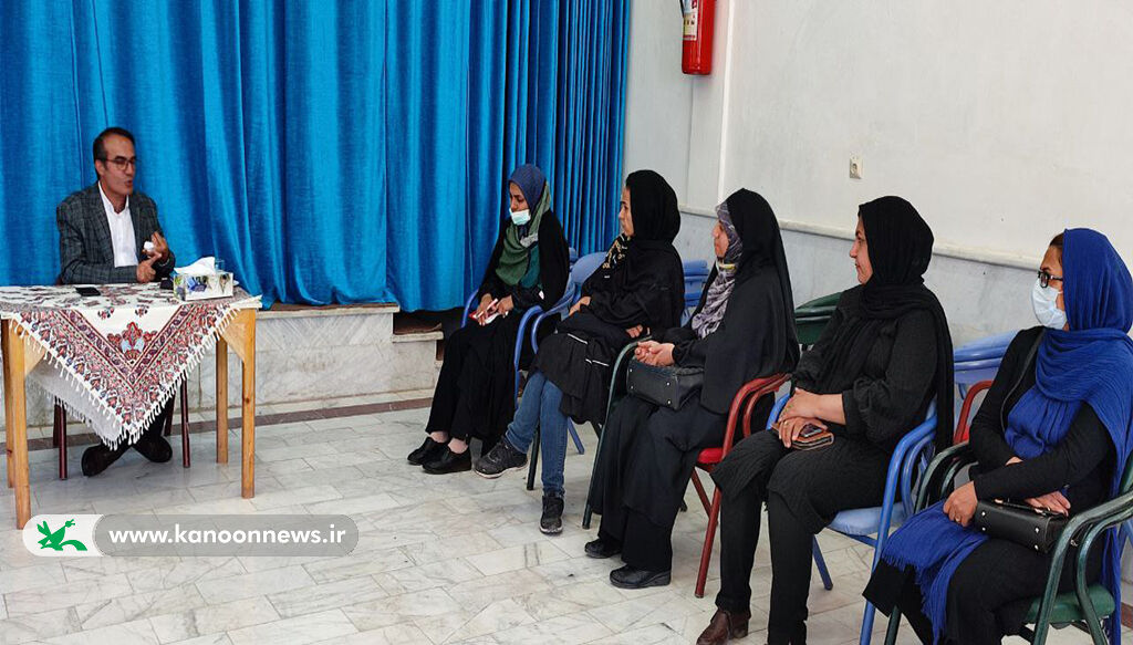 نشست تخصصی ارتباط مثبت والدین و فرزندان در کانون دامغان