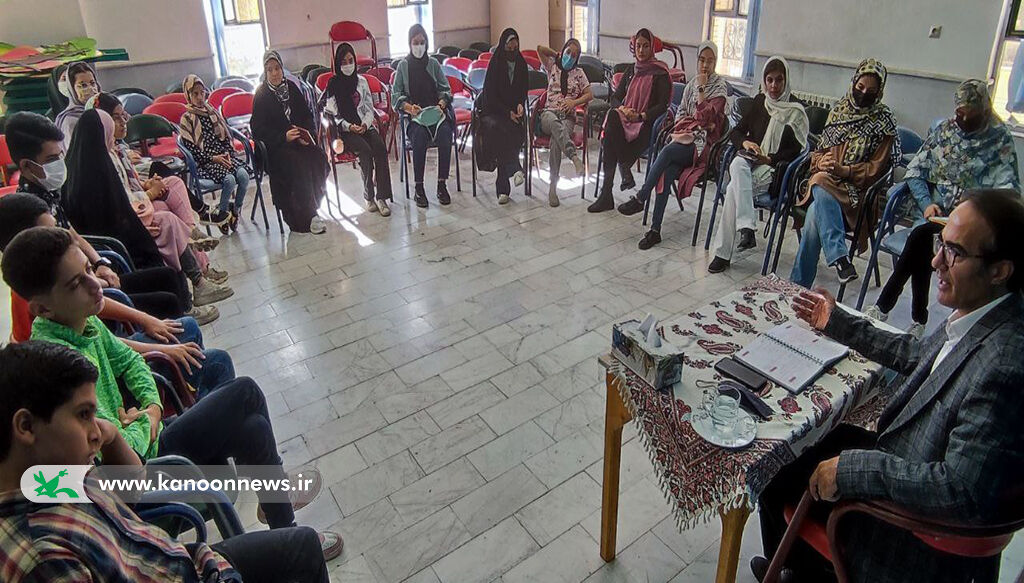 نشست تخصصی ارتباط مثبت والدین و فرزندان در کانون دامغان