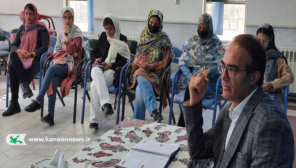 نشست تخصصی ارتباط مثبت والدین و فرزندان در کانون دامغان