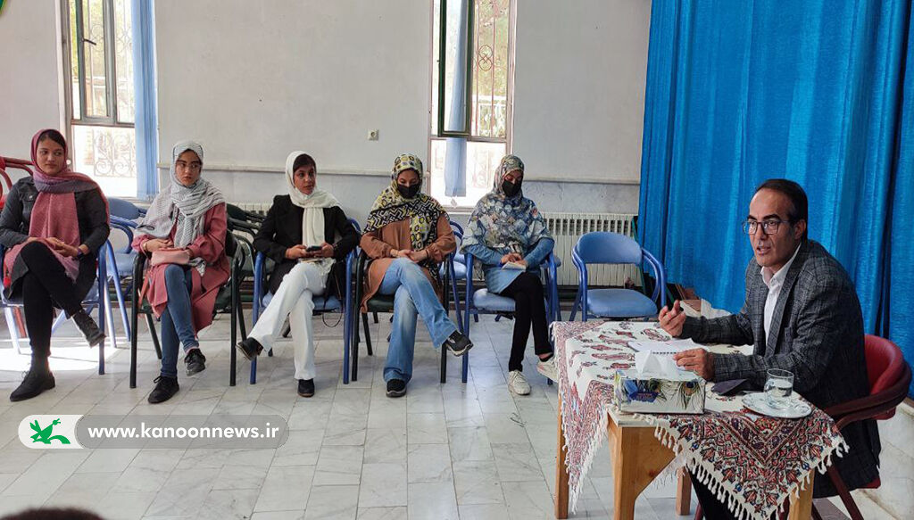 نشست تخصصی ارتباط مثبت والدین و فرزندان در کانون دامغان