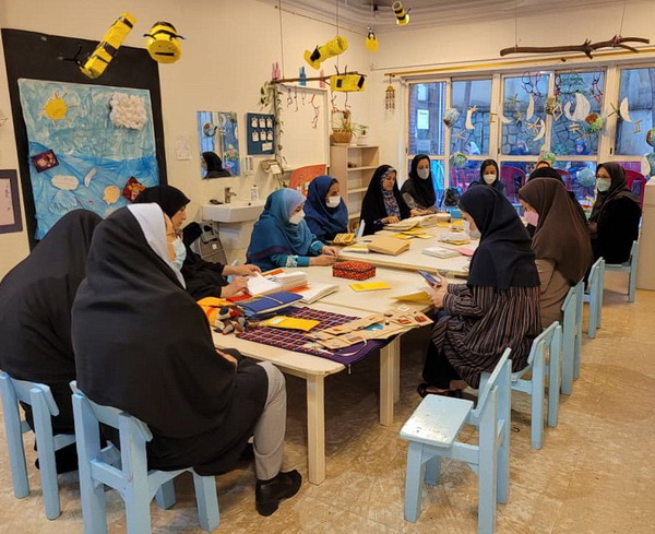 بازدید همکاران کانون استان تهران از نمایشگاه کتابهای حسی لمسی نابینایان هنرکدهی کودک بادبادک