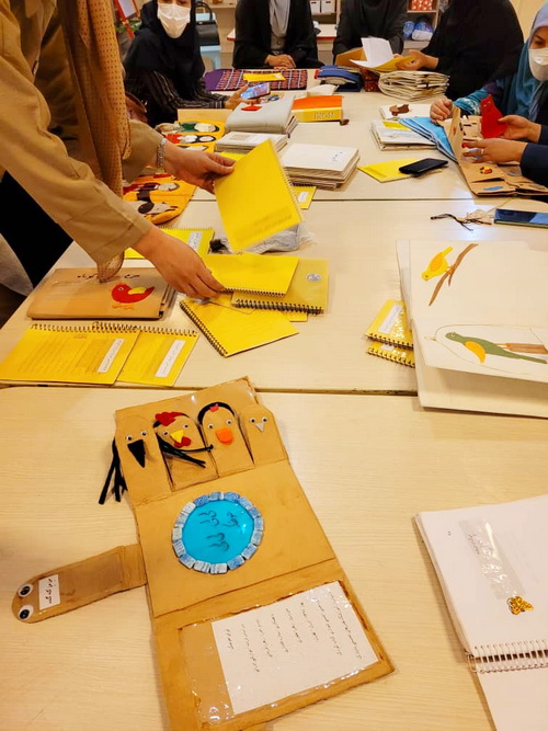 بازدید همکاران کانون استان تهران از نمایشگاه کتابهای حسی لمسی نابینایان هنرکدهی کودک بادبادک