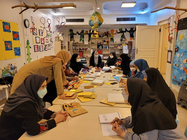 بازدید همکاران کانون استان تهران از نمایشگاه کتابهای حسی لمسی نابینایان هنرکدهی کودک بادبادک