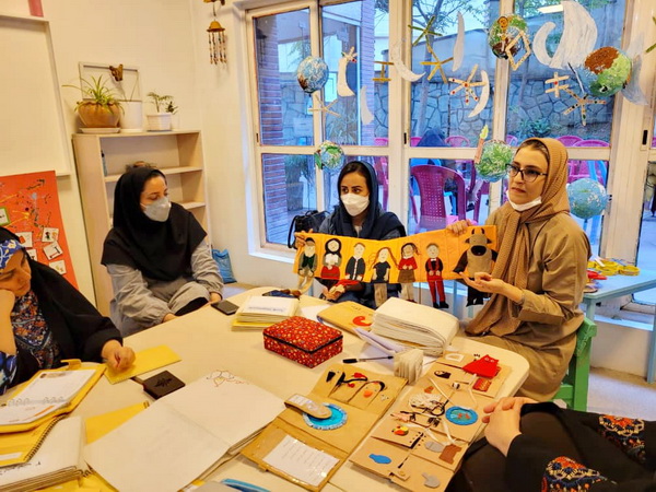 بازدید همکاران کانون استان تهران از نمایشگاه  کتاب‌های حسی لمسی نابینایان هنرکده‌ی کودک بادبادک