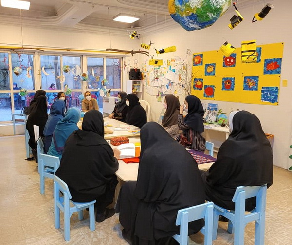 بازدید همکاران کانون استان تهران از نمایشگاه کتابهای حسی لمسی نابینایان هنرکدهی کودک بادبادک