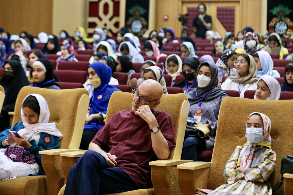 کار ما به عنوان نویسنده، آهسته و پیوسته رفتن است