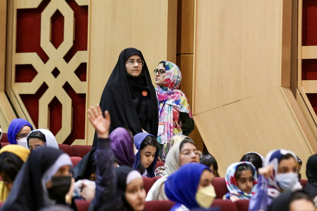 کار ما به عنوان نویسنده، آهسته و پیوسته رفتن است