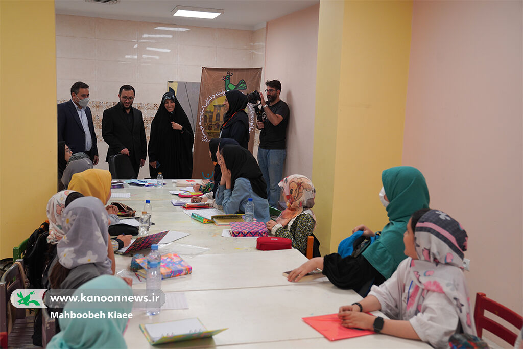 بازدید مدیرعامل کانون از نمایشگاه نقاشی اربعین و کارگاههای داستاننویسی