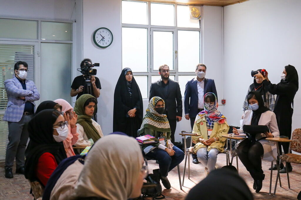 بازدید مدیرعامل کانون از نمایشگاه نقاشی اربعین و کارگاههای داستاننویسی بازدید مدیرعامل کانون از نمایشگاه نقاشی اربعین و کارگاههای داستاننویسی