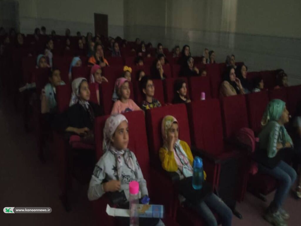 اکران فیلم سینمایی" ضربه فنی" در مجتمع فرهنگی هنری شهید آیتالله مدنی در روز سینما