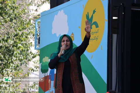اجرای برنامه‌های تماشاخانه سیار کانون هم‌زمان با اربعین حسینی در میدان شهدای تهران