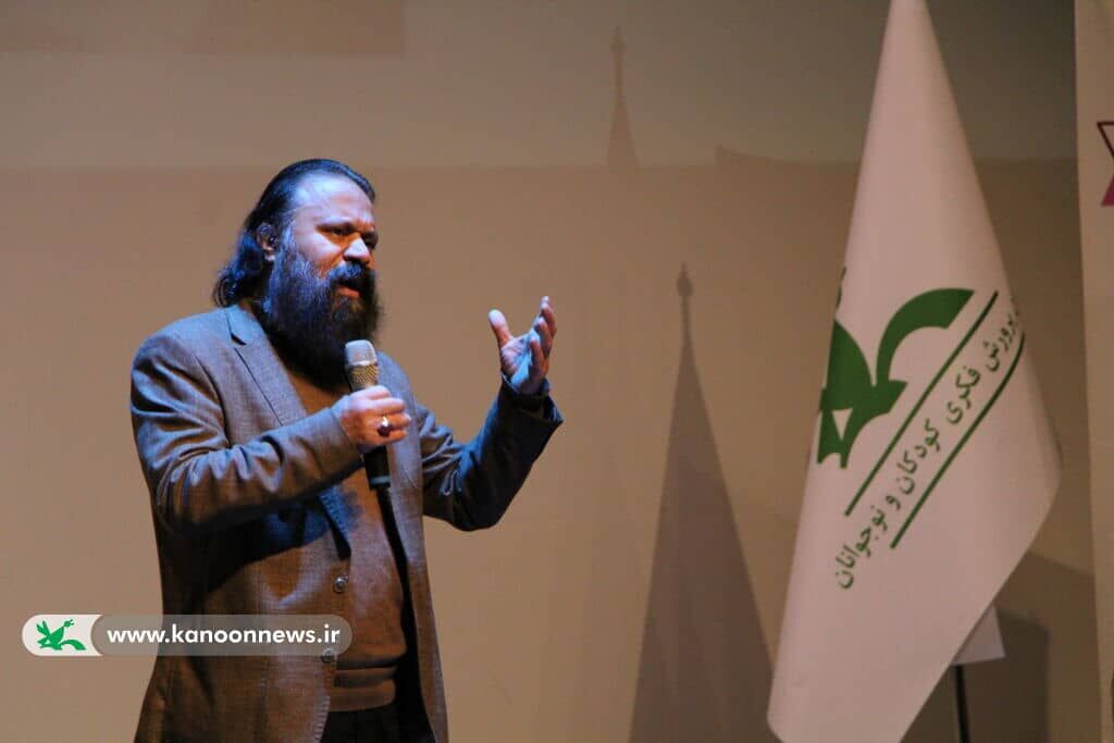 کوروش زارعی آغاز فصل جدید تئاتر مردمی اربعین با اجرای برنامه در مسیر راهپیمایی