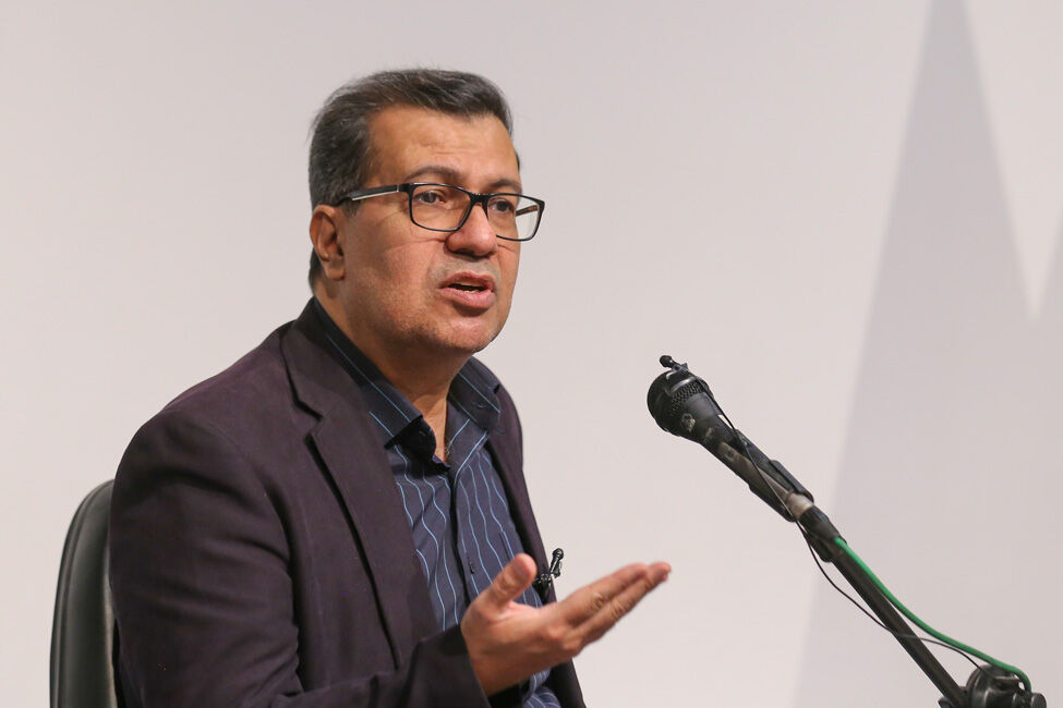 حمیدرضا شاهآبادی در کارگاه ادبی «تهران به روایت دختران» نوشتن؛ ما را به یاد خودمان میآورد
