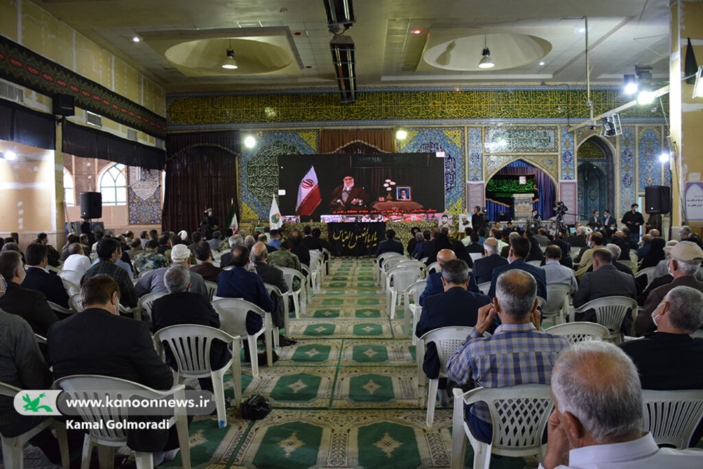 نمایشگاه آثار دفاع مقدس اعضای کانون لرستان در خرم آباد