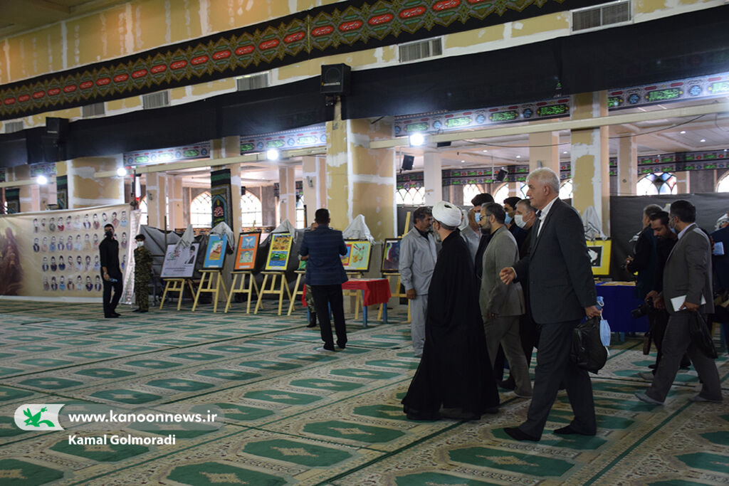 نمایشگاه آثار دفاع مقدس اعضای کانون لرستان در خرم آباد