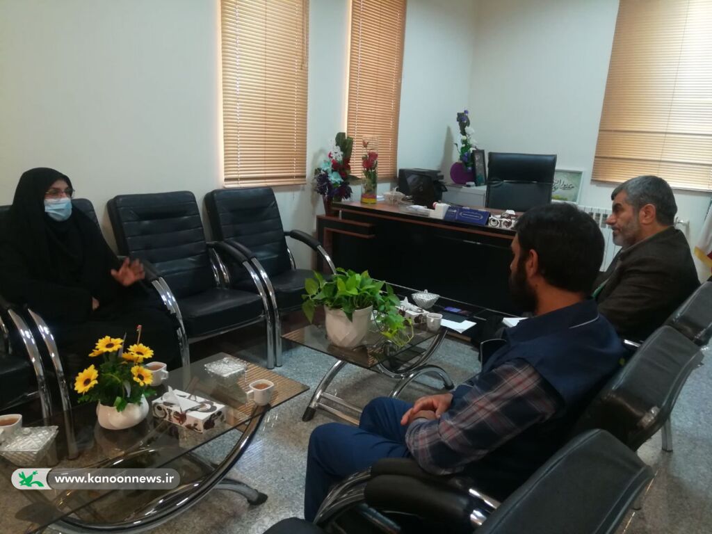 بازدید مدیر کل کانون پرورش فکری خراسان جنوبی از کتابخانه سیار روستایی دستگردان