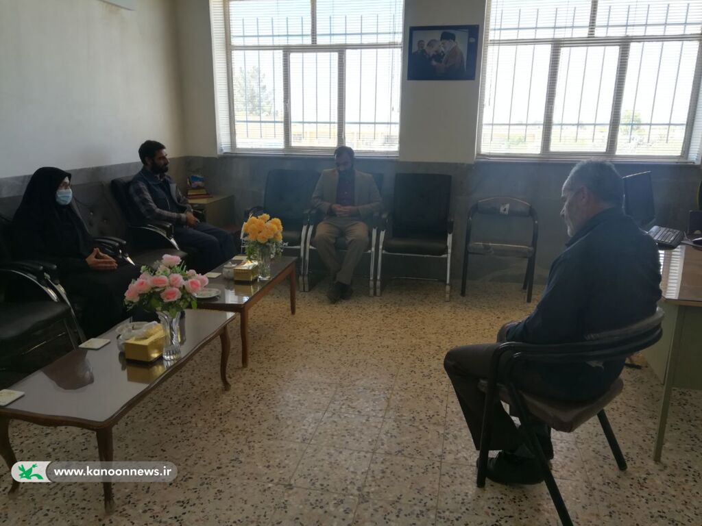بازدید مدیر کل کانون پرورش فکری خراسان جنوبی از کتابخانه سیار روستایی دستگردان