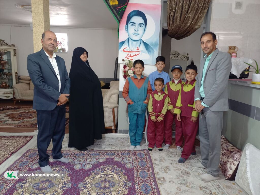 دیدار اعضای کتاب‌خانه سیار کانون با خانواده شهید در روستای پیشبر