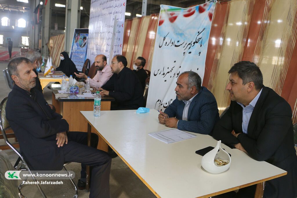 برگزاری میز خدمت کانون سمنان در مصلای نماز جمعه