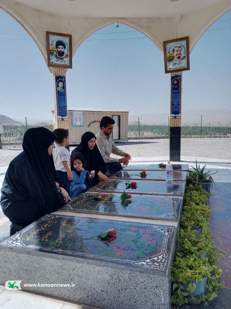کودکان ونوجوانان و مربیان کانون پرورش فکری قاین گلزار شهدای جبل النور را غبار روبی کردند کودکان ونوجوانان و مربیان کانون پرورش فکری قاین گلزار شهدای جبل النور را غبار روبی کردند