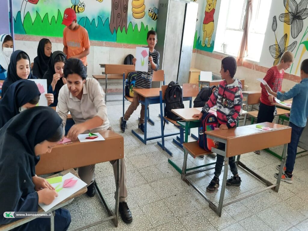 کارگاه های هنری در کتابخانه های فرهنگی و هنری کانون پرورش فکری شماره ۲ نهاوند وکتابخانه سیار روستایی کانون فامنین