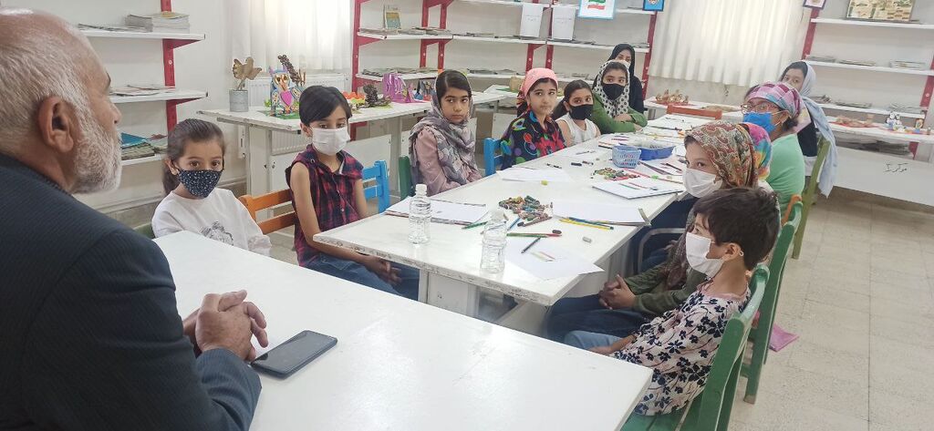 دفاع مقدس درهفته دفاع مقدس ،ایثارگرکانونی از خاطراتش برای اعضا گفت.