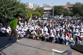 حضور تماشاخانه سیار کانون در شهرک گلریز تهران همزمان با روز جهانی کودک