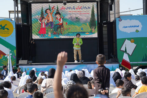 حضور تماشاخانه سیار کانون در شهرک گلریز تهران همزمان با هفته ملی کودک
