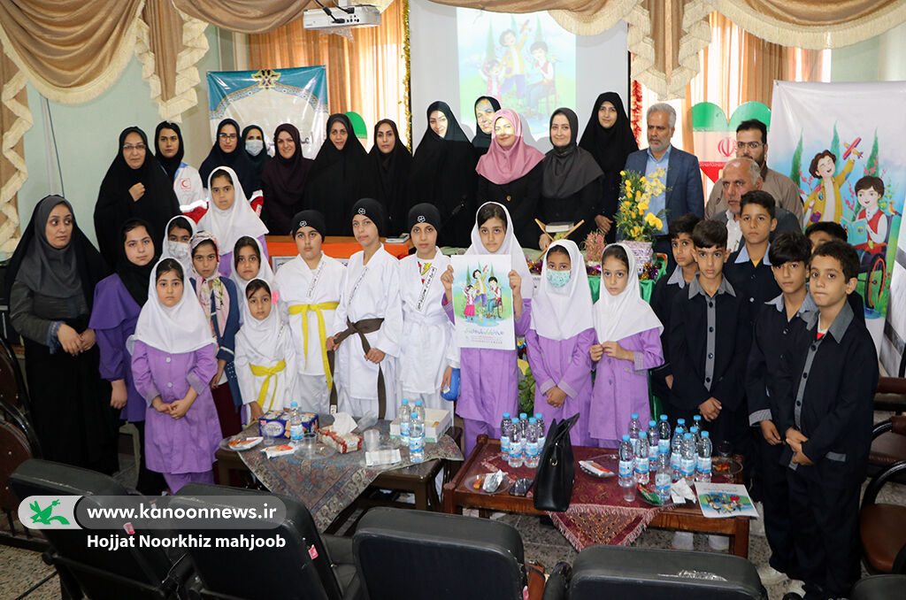 امداد فرهنگی کانون گیلان در اطاقور شهرستان لنگرود خاطرهسازی امدادگران فرهنگی کانون با کودکان اطاقوری