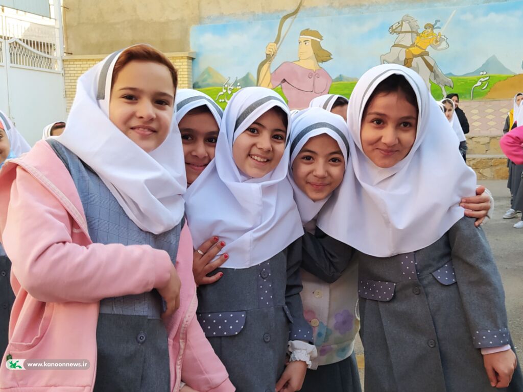 زنگ روز جهانی و هفته ملی کودک به دست فرزندان شهدای مدافع حرم در همدان نواخته شد