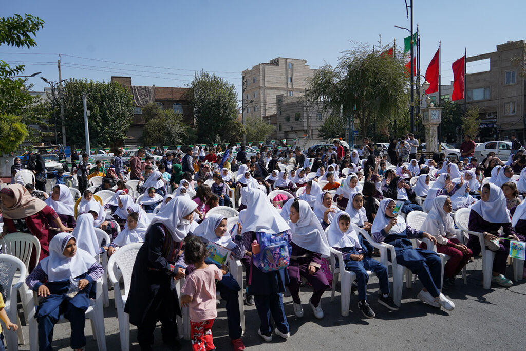 اجرای برنامههای شاد تماشاخانه سیار کانون در مناطق کمبرخوردار تهران