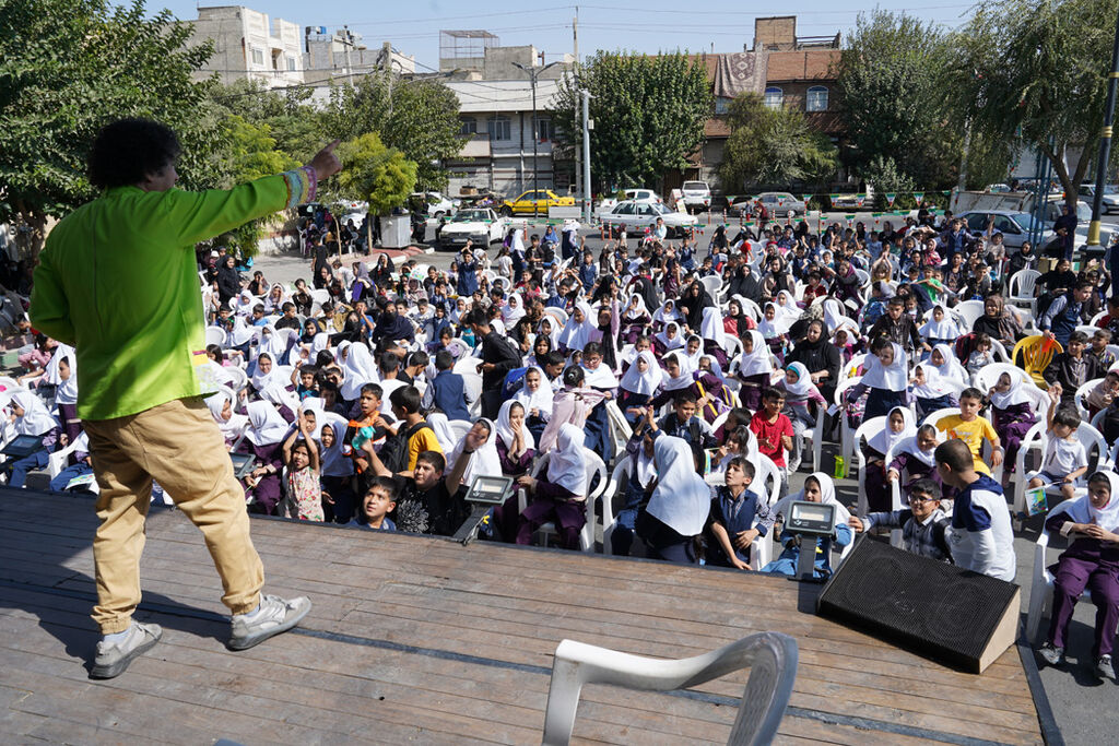 اجرای برنامه‌های شاد تماشاخانه سیار کانون در مناطق کم‌برخوردار تهران