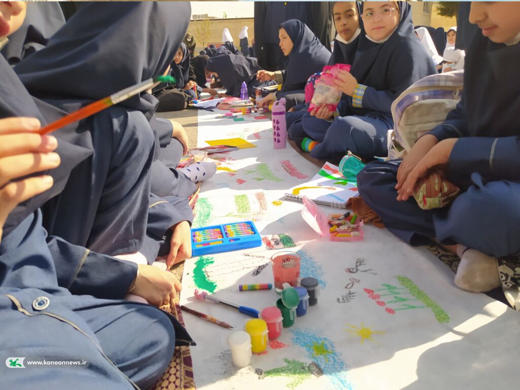 " نقاشی ۱۰۰۰" متری باحضور بیش از ۲۰۰۰ دانش آموز در همدان برگزار شد